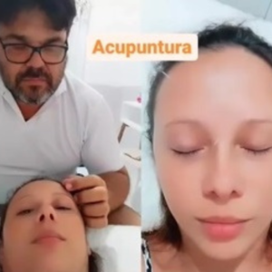 Dr Michel Aragão realizando acupuntura para dor crônica em paciente no consultório em Junqueiro Alagoas